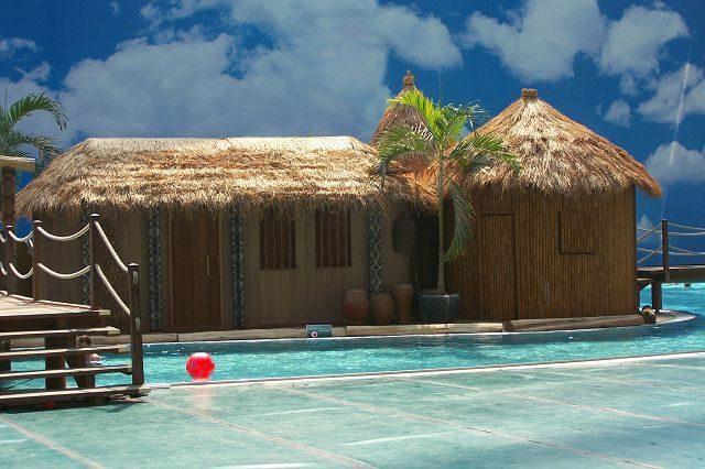 Isla tropical dentro de una cúpula y rodeada de nieve 26