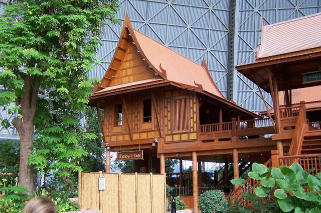 Isla tropical dentro de una cúpula y rodeada de nieve 24