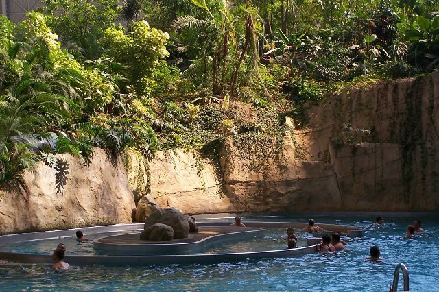 Isla tropical dentro de una cúpula y rodeada de nieve 25