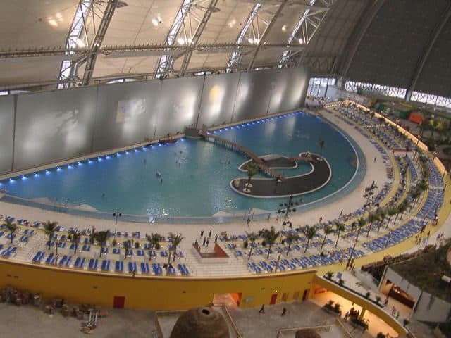 Isla tropical dentro de una cúpula y rodeada de nieve 17