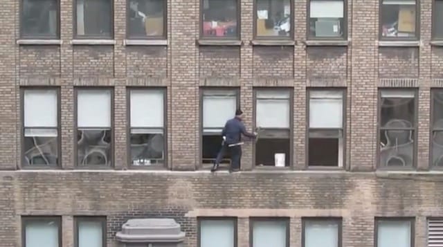 Un limpiador de ventanas valiente en Manhattan. ¿O un loco temerario? 138