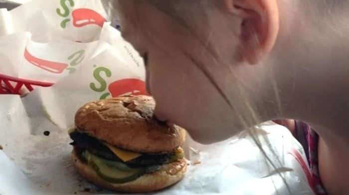 Una niña con autismo y una hamburguesa “rota” conmueven la Web 3