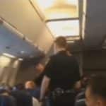 #Video Una mujer, echada del avión por cantar una canción de Whitney Houston 6