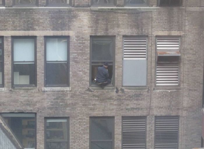 Un limpiador de ventanas valiente en Manhattan. ¿O un loco temerario? 3 Un limpiador de ventanas valiente en Manhattan. ¿O un loco temerario? 4