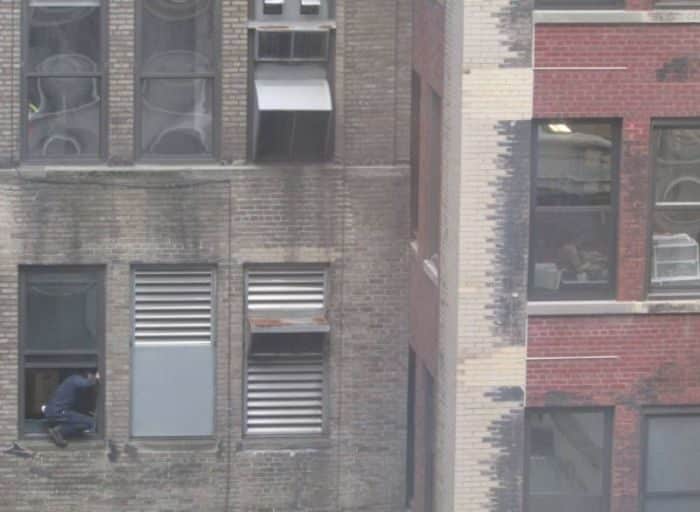 Un limpiador de ventanas valiente en Manhattan. ¿O un loco temerario? 4 Un limpiador de ventanas valiente en Manhattan. ¿O un loco temerario? 5