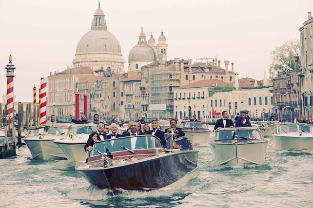 El actor George Clooney, en una lancha taxi, se dirige por el Gran Canal de Venecia a la cena de gala organizada dentro de las celebraciones previas a su boda, el próximo lunes, con la abogada británica Amal Alamuddin.