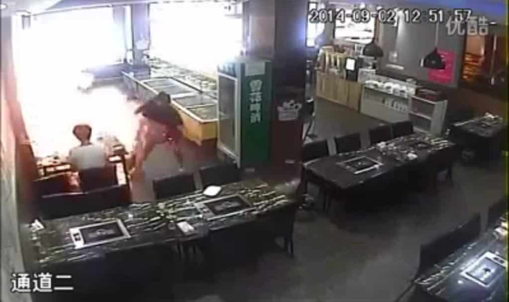 #Video Camarera prende fuego a una clienta en restaurante chino 1