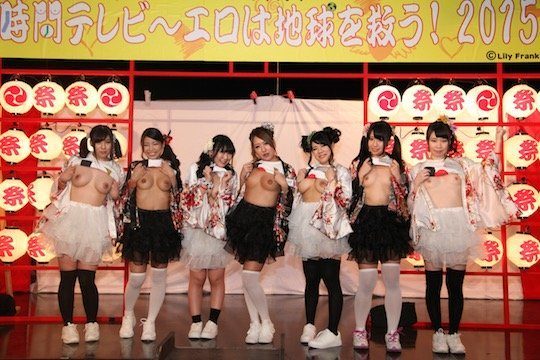 breast-grope-boob-porn-star-shinjuku-aids-charity-event-3-3178538-2165590