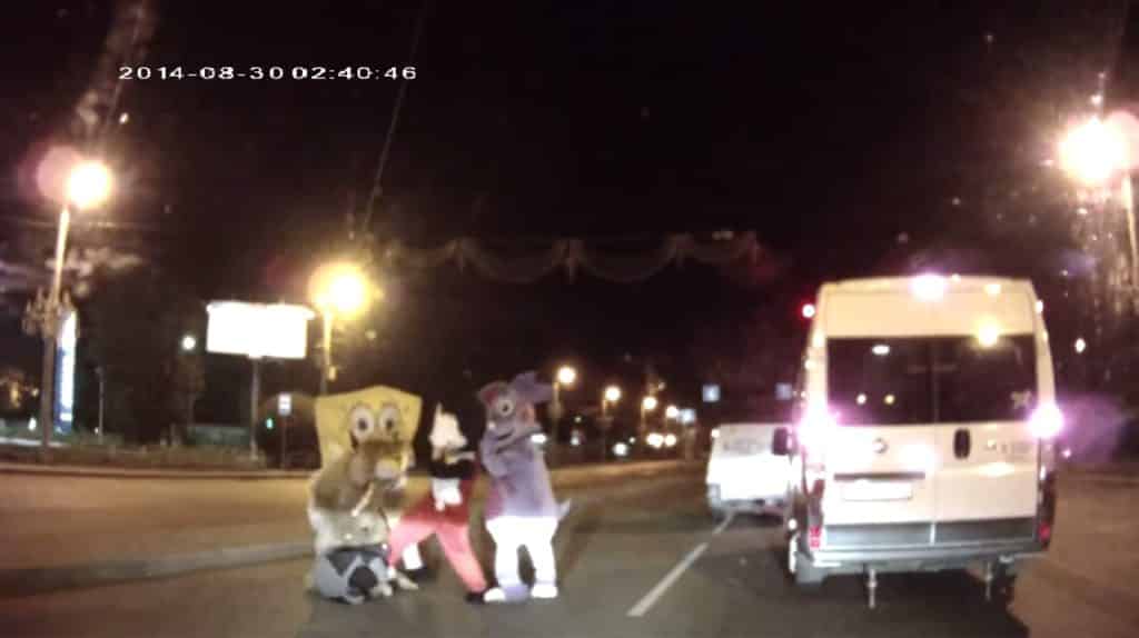 #Video Bob Esponja y Mickey Mouse dan paliza a un conductor 1