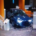 Un desempleado de Teruel estrella un coche con bombonas de butano en la sede del PP Génova 13 6