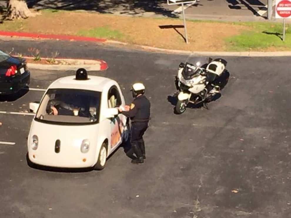 Policía detuvo a un coche sin conductor de Google por ir muy lento 1 Policía detuvo a un coche sin conductor de Google por ir muy lento 2