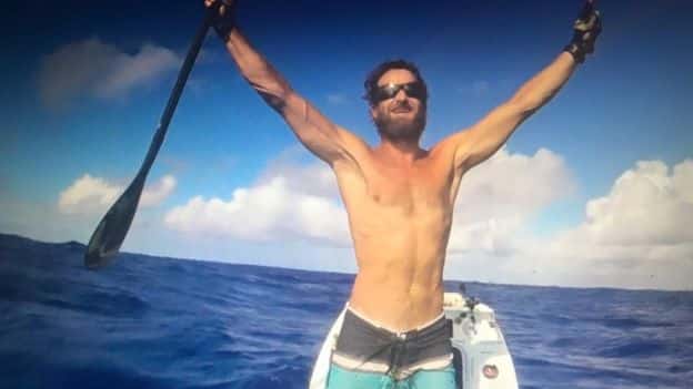 Chris Bertish el hombre que cruzó el océano Atlántico solo con un remo y una tabla 3 Chris Bertish en su tabla