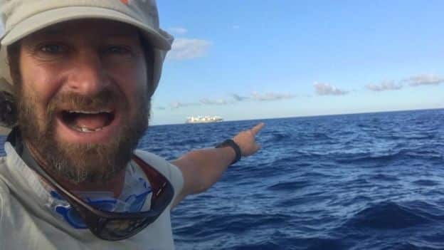 Chris Bertish el hombre que cruzó el océano Atlántico solo con un remo y una tabla 5 Chris Bertish señala un buque de carga