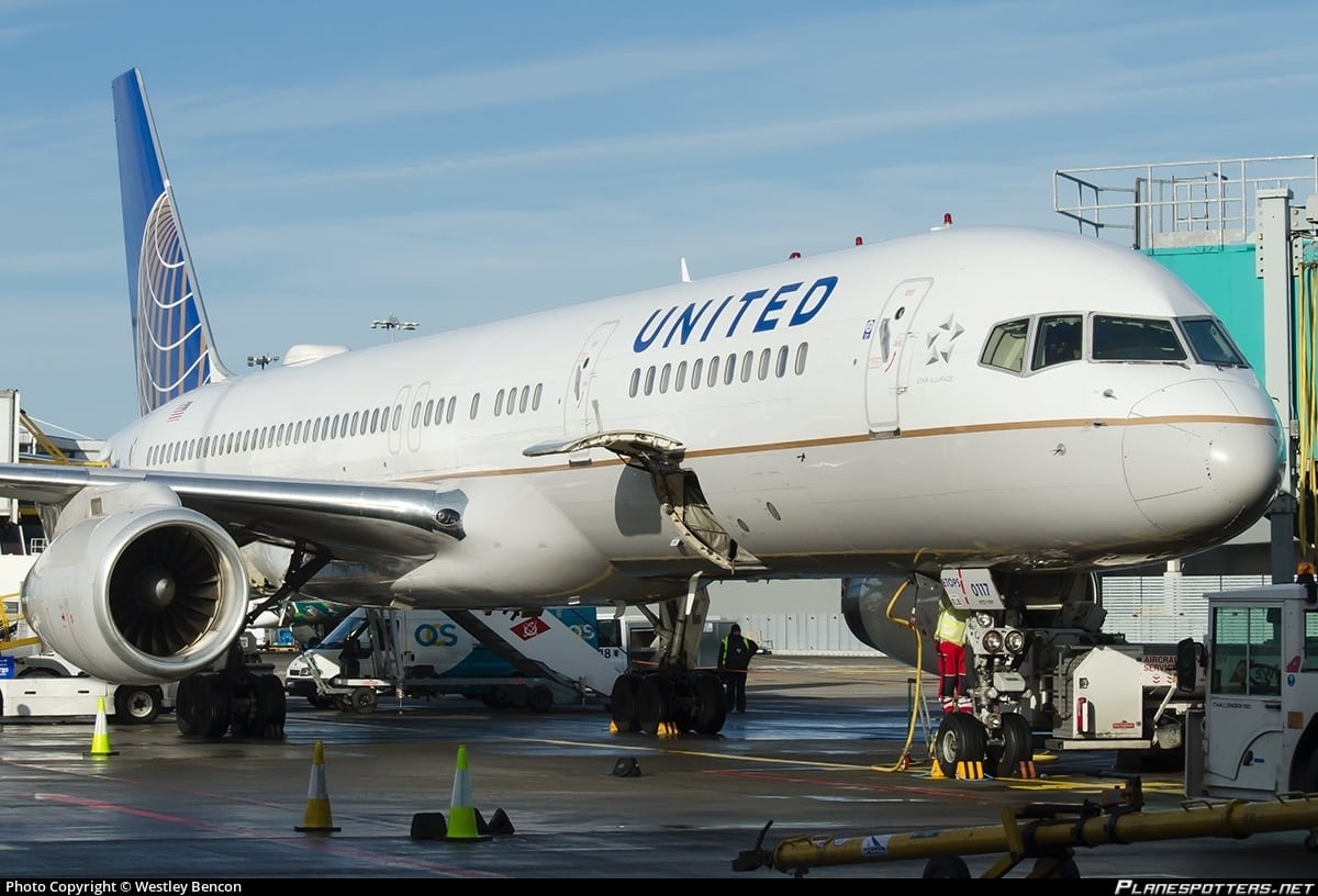 United Airlines prohíbe embarcar a tres pasajeras en un vuelo por llevar 'leggings' 2