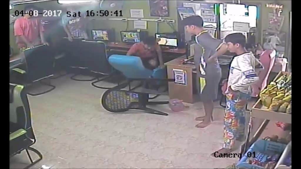 Terror en el cibercafé: una serpiente entra a chatear y cunde el pánico Terror en el cibercafé: una serpiente entra a chatear y cunde el pánico 1