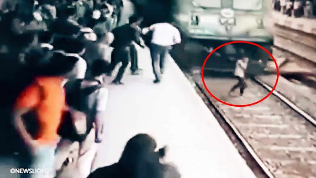#Video Chica es arrollada por un tren mientras hablaba por teléfono y sobrevive #Video Chica es arrollada por un tren mientras hablaba por teléfono y sobrevive 1