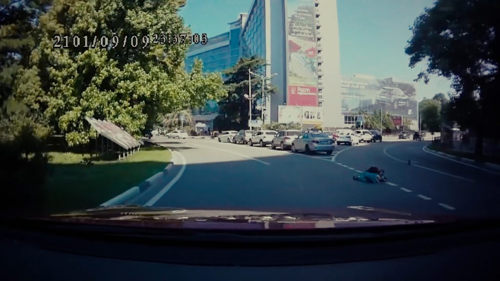 #Video Se abre el maletero del coche en marcha y una niña de tres años cae a la carretera #Video Se abre el maletero del coche en marcha y una niña de tres años cae a la carretera 1
