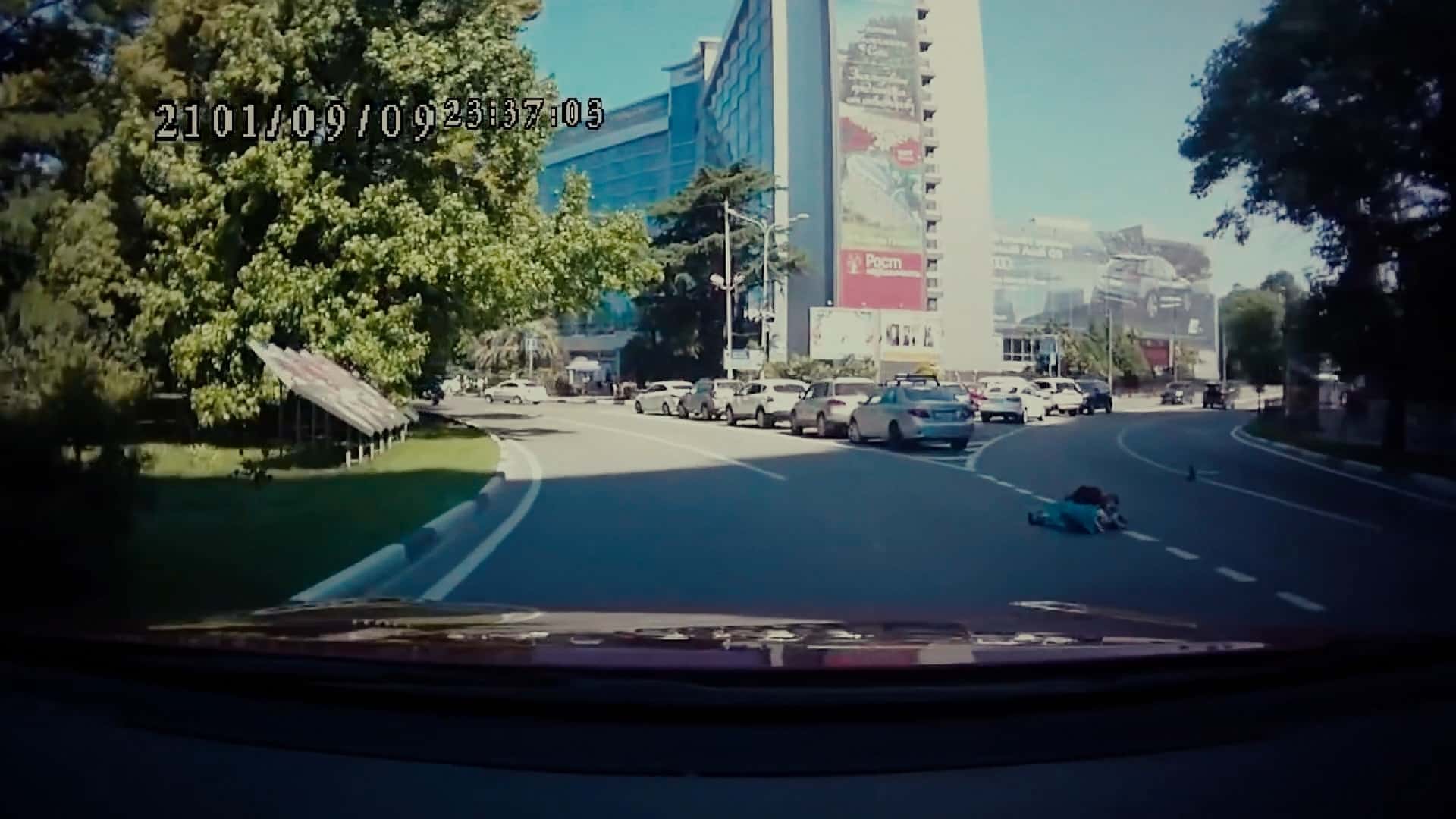 #Video Se abre el maletero del coche en marcha y una niña de tres años cae a la carretera 1