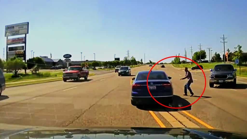 #Video Se mete por la ventana de un coche para salvar al conductor que sufría convulsiones #Video Se mete por la ventana de un coche para salvar al conductor que sufría convulsiones 1