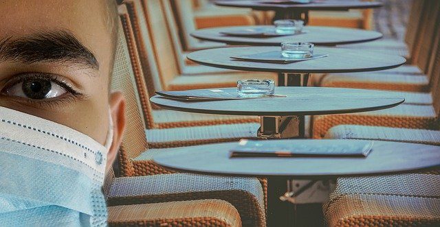 comer-en-terraza-de-bar-o-restaurande-covid-19