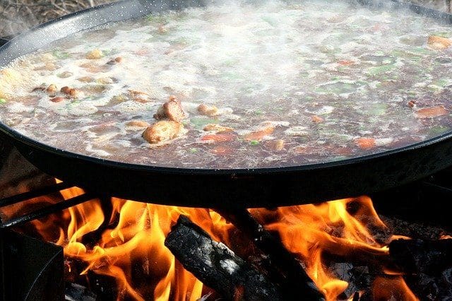 la-paella-valenciana-se-hacia-con-ratas-de-campo