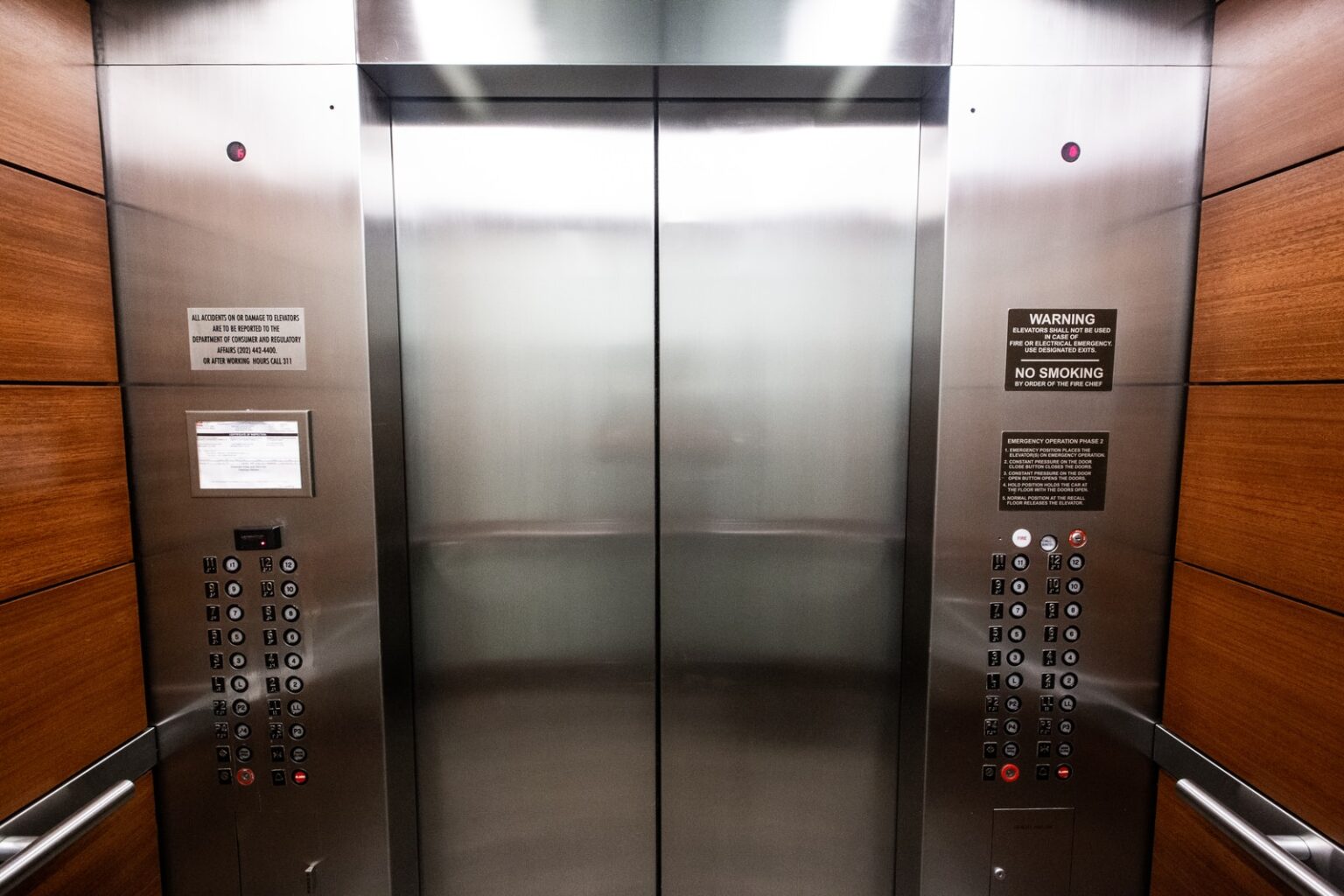 Instalación y Mantenimiento de ascensores en España stainless steel elevator door with buttons