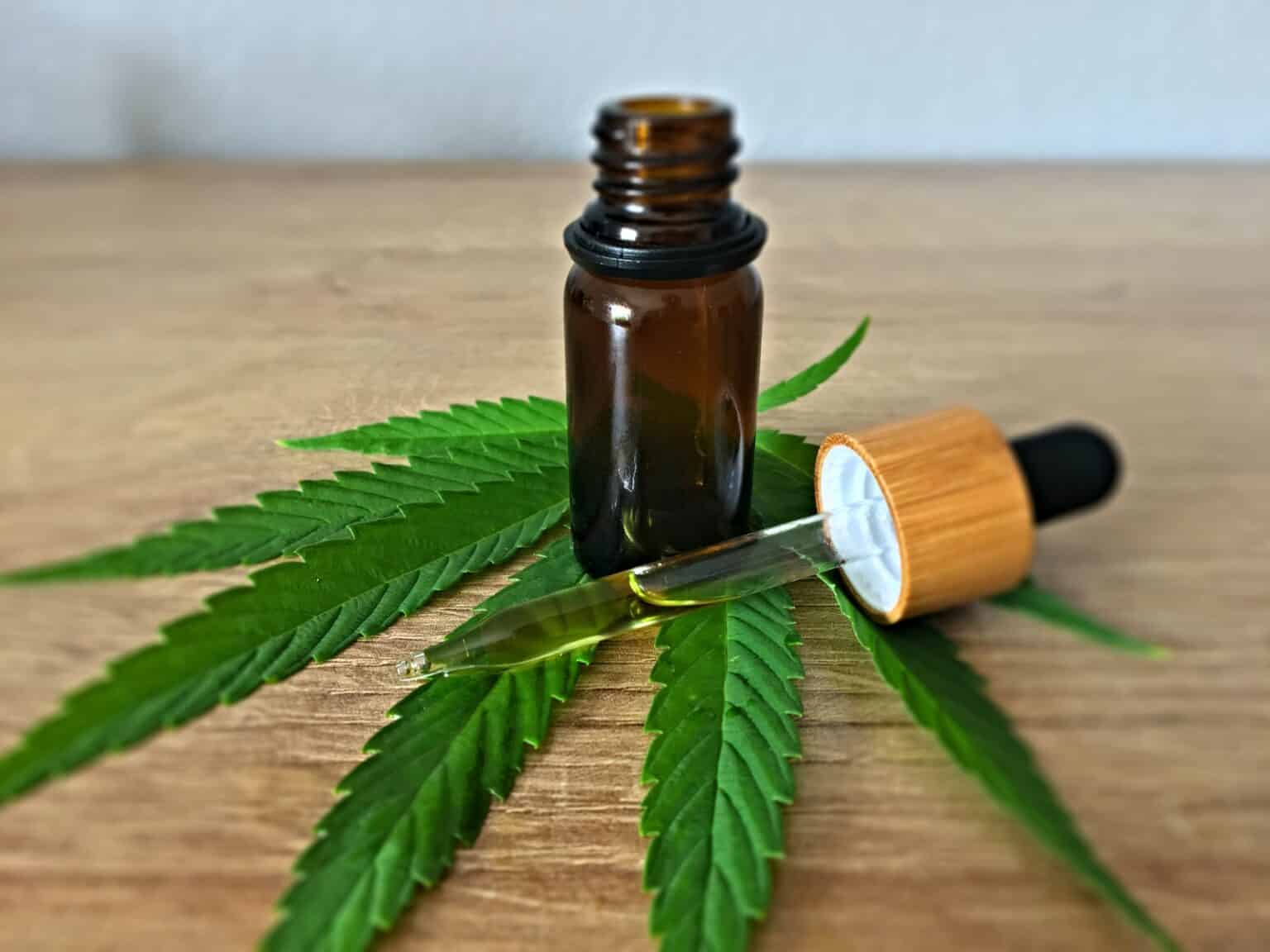 CBD o Cannabidiol: Aprender sobre cbd y como comprar cbd online brown tinted glass bottle