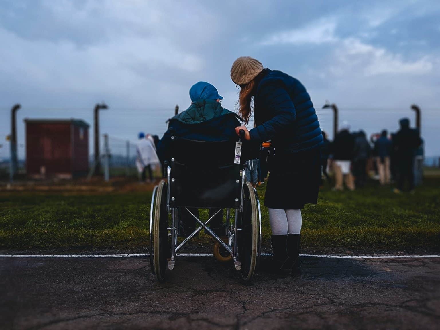 Accesibilidad universal – lo que debes saber woman standing near person in wheelchair near green grass field