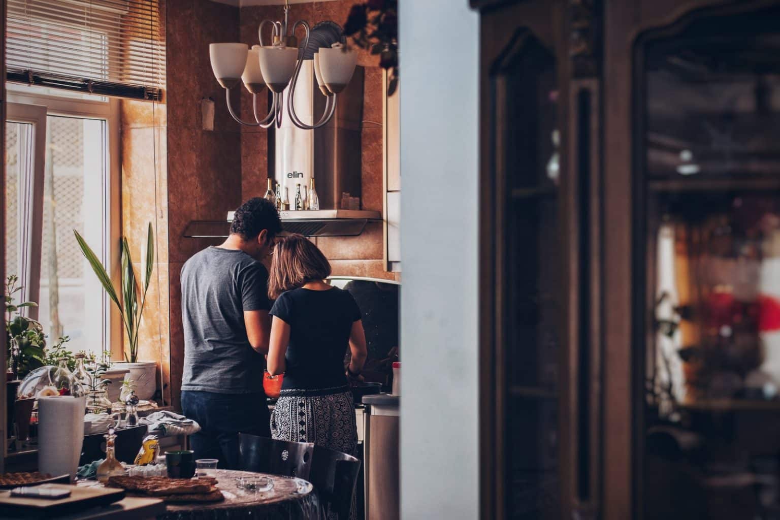 Un seguro para todo tu HOGAR man and woman standing in front of gas range