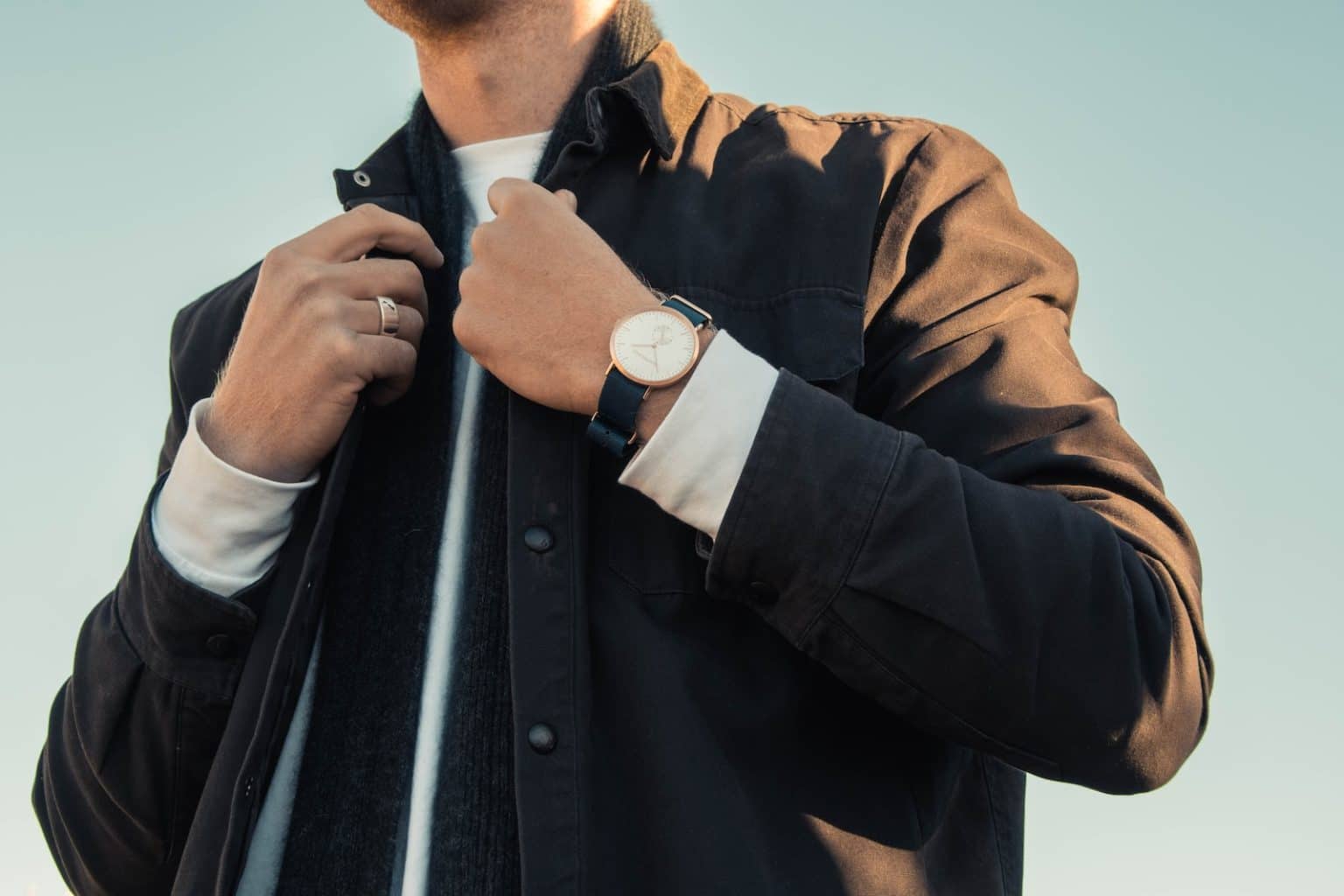 Consejos e ideas de outfits de navidad para hombres men's black dress shirt