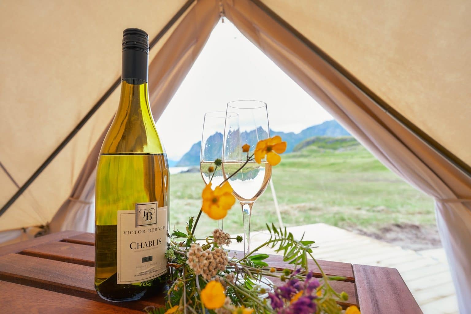 ¿Dónde hacer glamping en Los Cabos, México? yellow flowers on brown wooden basket