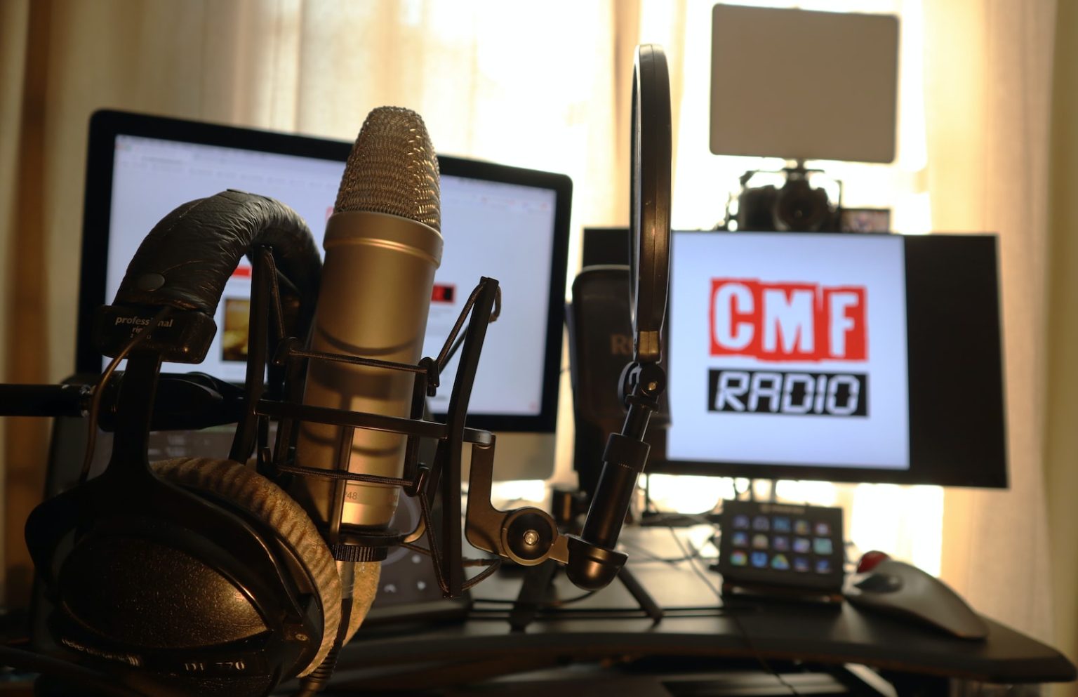 ¿Qué diferencias existen entre la radio y el pódcast actual?  black and silver microphone with stand