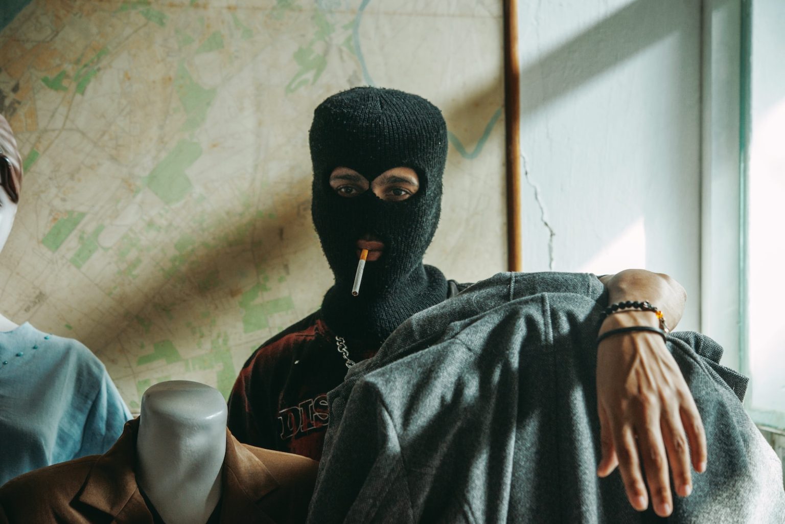 Guía Divertida para el Robo de Bancos al Estilo de Hollywood: 12 Lecciones Absurdas del Cine person wearing black knit cap