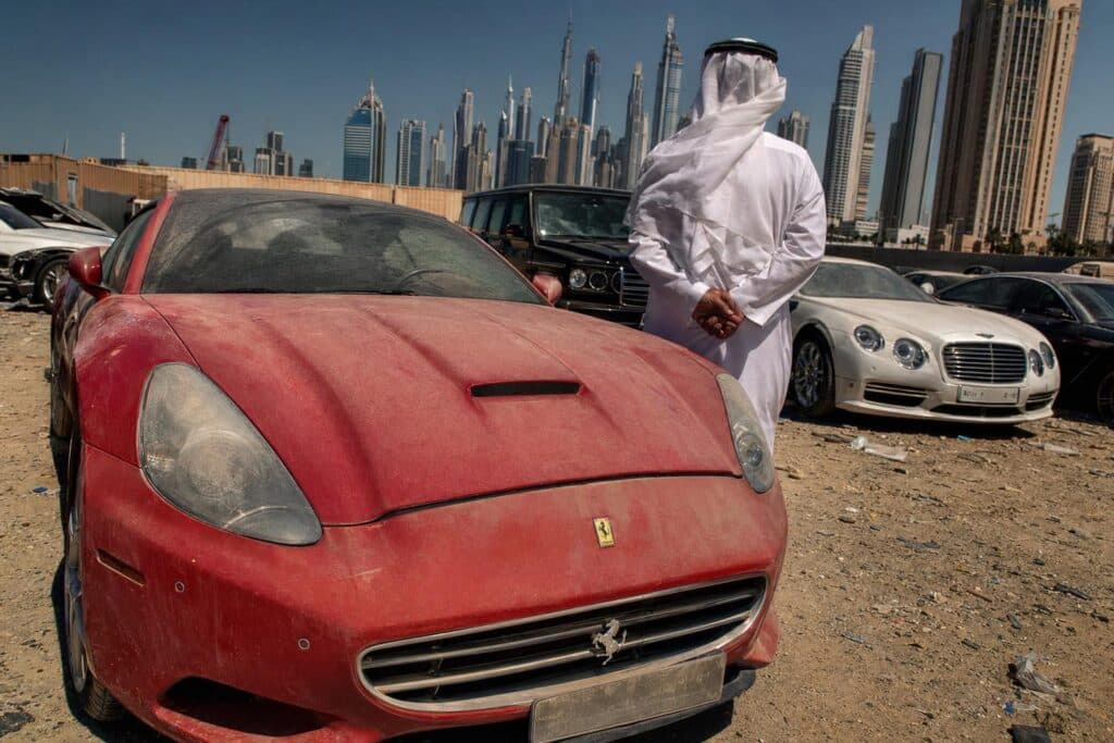 Imagen sobre Coches de lujo abandonados en Dubai - Dubai, la ciudad donde el oro parece brotar del desierto, vivió su época