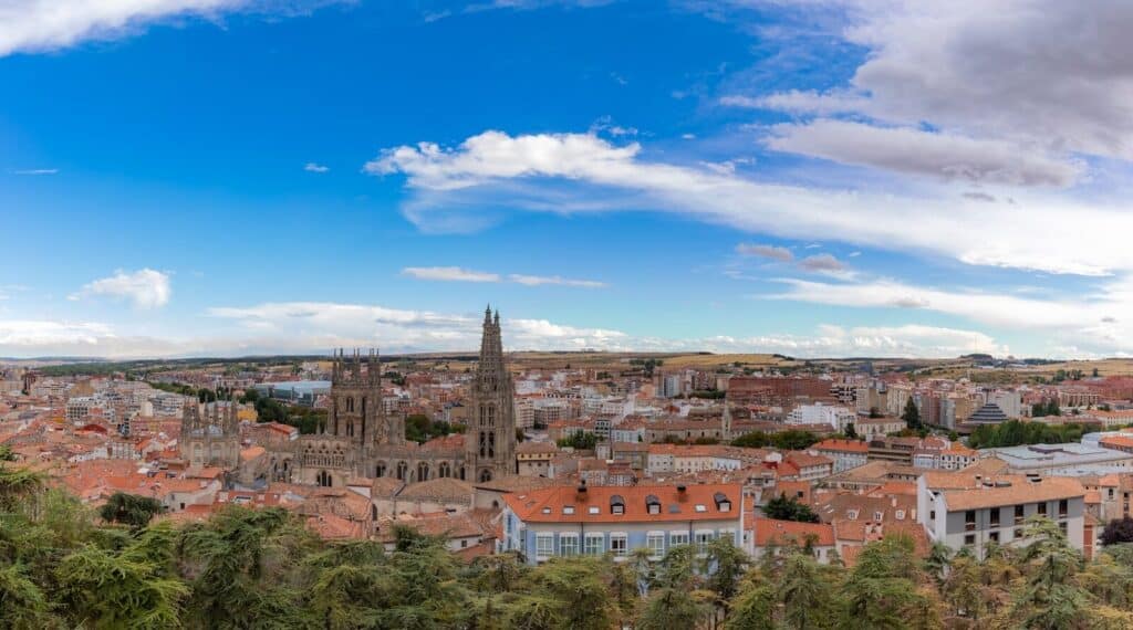 Escapada fascinante a Castilla y León: eclipse, naturaleza, pueblos y gastronomía para vivir un viaje inolvidable 1 a city with trees and buildings